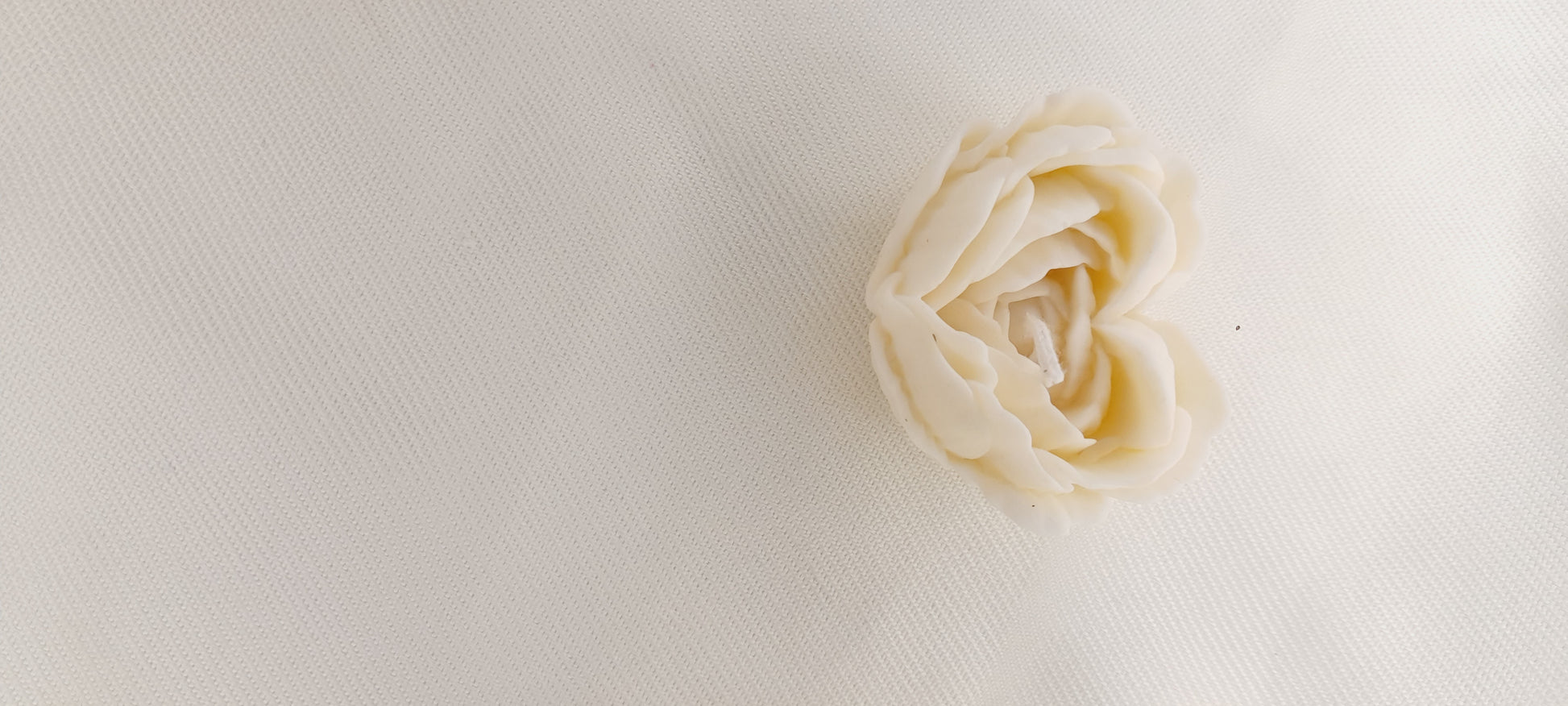 Handmade white Flower Heart Scented Candle
